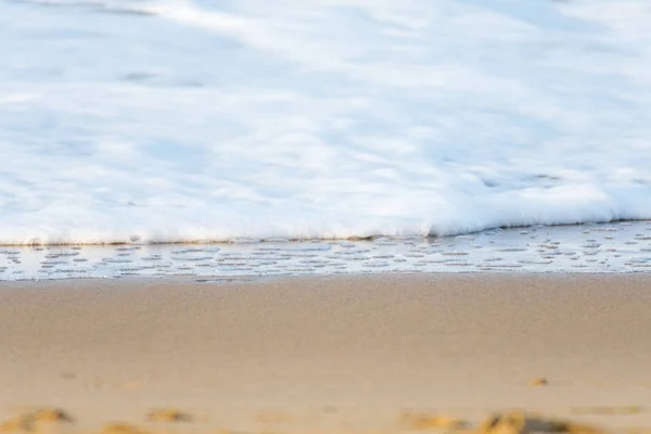 海浪中的泡沫到达了沙滩海岸 — 图库照片