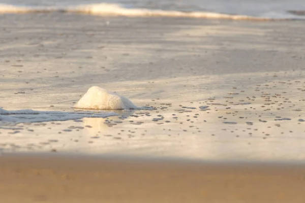 Espuma de sabão na praia, você tem que usar menos detergentes — Fotografia de Stock
