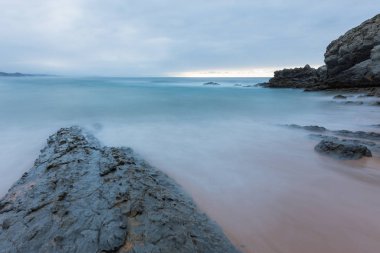 Kuzey İspanya 'da uzun süreli bir plaj.