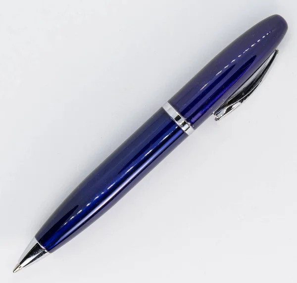 Синяя ручка идеально подходит для школы или офиса — стоковое фото