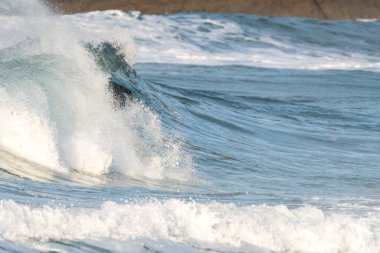 Sörfçü, İspanya 'nın kuzey kıyısında bir sahilde büyük bir dalga tarafından yutuldu.