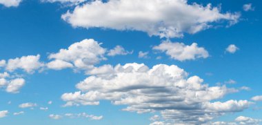 Mavi gökyüzünde bir grup beyaz bulut