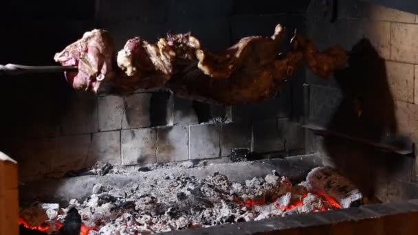 用半羊羔的剑烤着 在炽热的煤堆上旋转着 这种烹调肉类的方式是拉丁美洲国家的典型做法 在智利就是如此 视频在4K内 — 图库视频影像