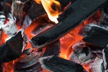 Ateş ve küllerle yanan kömür közleri bahar ve yaz barbeküsüne hazırlanıyor.