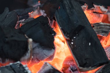 Ateş ve küllerle yanan kömür közleri bahar ve yaz barbeküsüne hazırlanıyor.