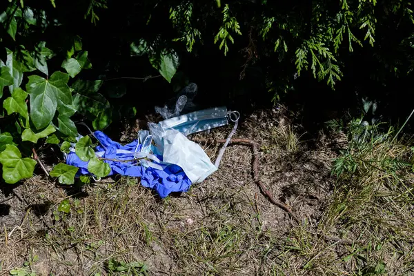 Groupe Masques Gants Couchés Sur Herbe Les Déchets Covid19 Concentration — Photo