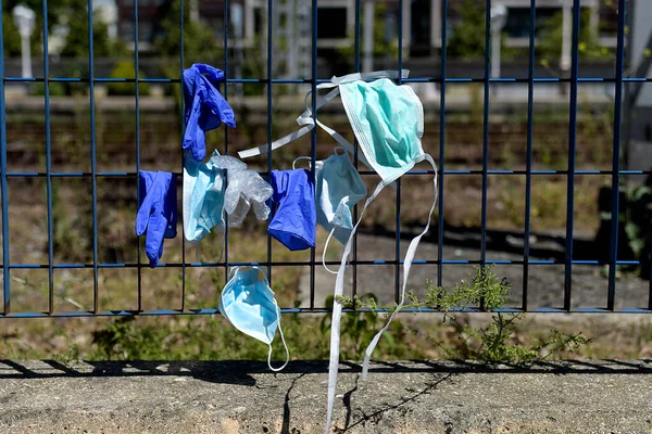 Groep Van Gebruikte Maskers Handschoenen Geplaatst Door Mensen Een Hek — Stockfoto