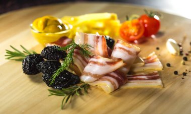 geleneksel kahvaltı/jambon peynir, hardal, Erik ahşap tahta üzerinde kurutulmuş