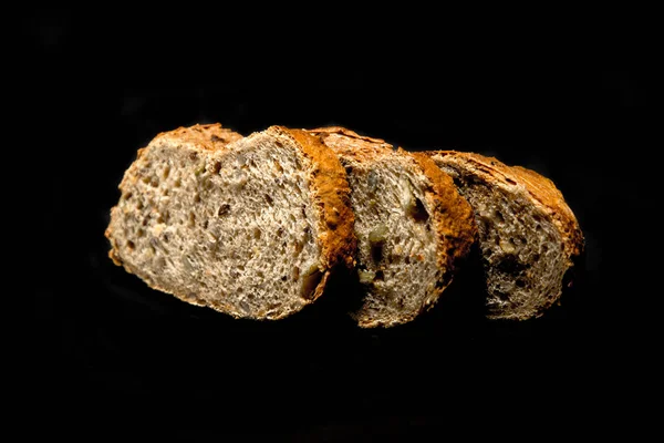 Скибочки Домашнього Хліба Ізольовані Чорному Фоні — стокове фото