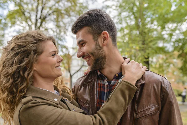 Pareja joven mostrando amor en el parque de la ciudad — Foto de Stock