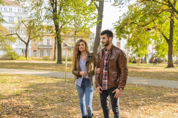 Elegante pareja joven en el parque de la ciudad — Foto de Stock