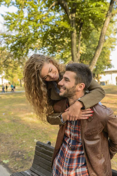 아름 다운 긴 머리의 소녀 그녀의 남자 친구를 포옹 — 스톡 사진