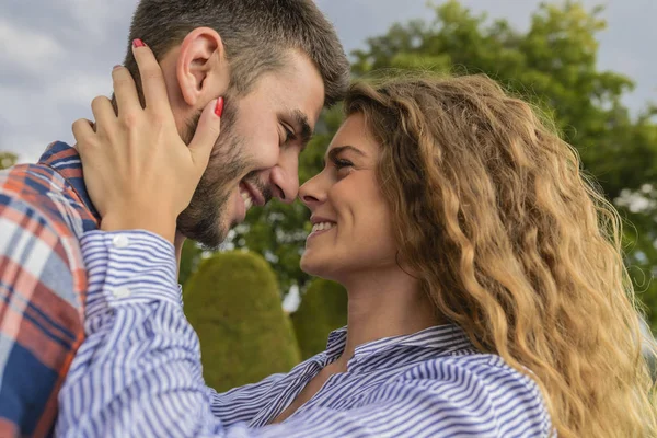 Attraktive langhaarige Frau, die Liebesgefühle zeigt — Stockfoto