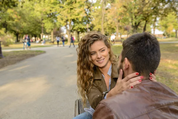 Jovem casal aproveitando o tempo no parque da cidade — Fotografia de Stock