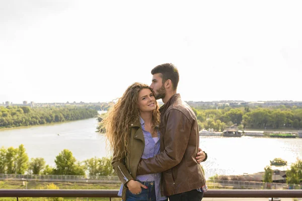 Coppia giovane con le emozioni più dolci — Foto Stock