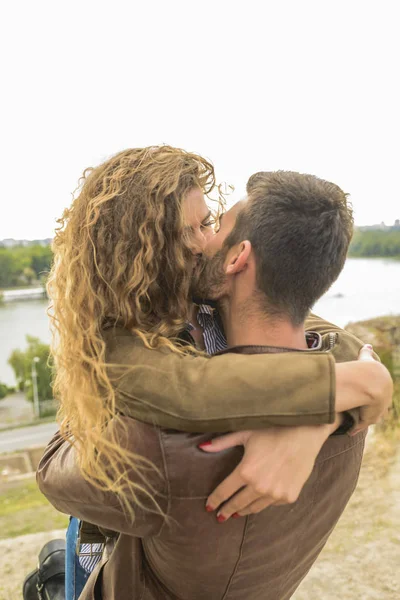 Jovem casal bonito aproveitando o tempo — Fotografia de Stock