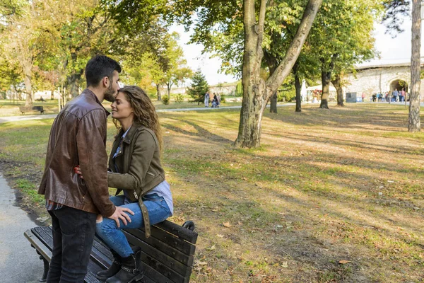 Hombre joven besando a sus novias frente — Foto de Stock