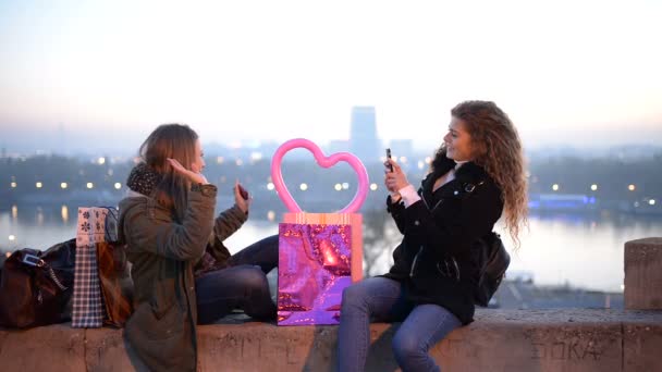 Duas Jovens Mulheres Atraentes Tirando Uma Selfie Depois Compras Bem — Vídeo de Stock