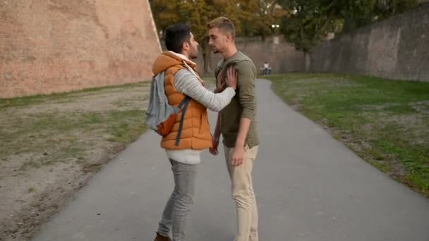 Dois Amigos Fazendo Debate Parque Público — Vídeo de Stock