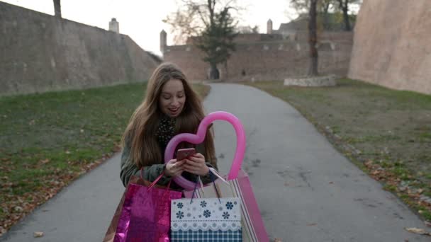 Jeune Femme Avec Des Sacs Provisions Est Heureux Avec Ses — Video