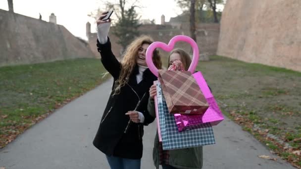 Due Giovani Donne Attraenti Che Fanno Selfie Dopo Aver Fatto — Video Stock