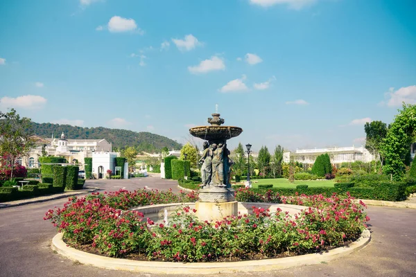 Fountain mavi gökyüzü ile arka plan olarak su 