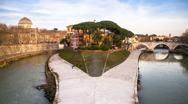 Tiber Adası Isola Tiberina, Roma görünümünü