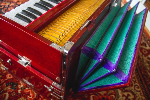 Instrumento indiano harmônio — Fotografia de Stock