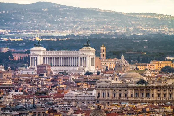 Roma ve Vittoriano'ya uzaktan görünümü 