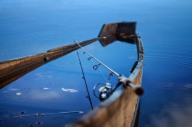 Suda batık teknenin arka planda olta