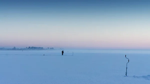 Morgengrauen beim Winterfischen. — Stockfoto