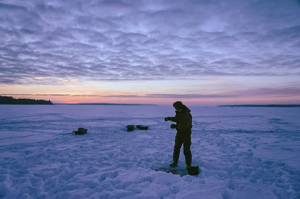 Morgengrauen beim Winterfischen. — Stockfoto