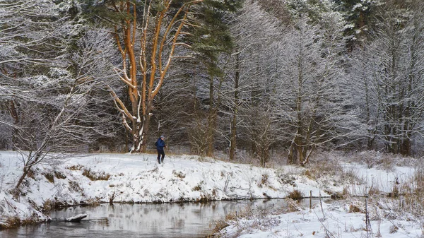 Pescador en invierno, el río cubierto de nieve . — Foto de Stock