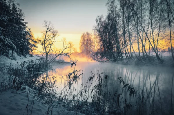 Lever de soleil panoramique sur la rivière d'hiver . — Photo