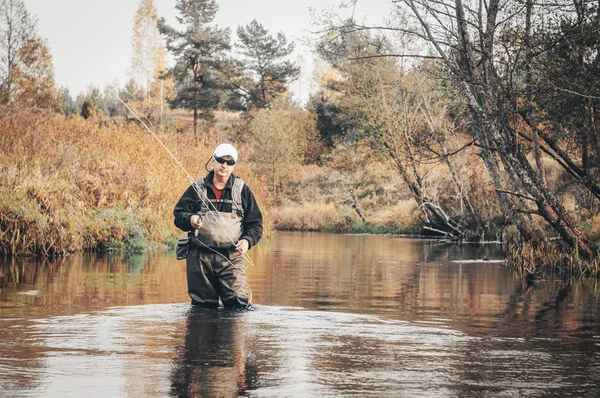 Un pescatore pesca con pesca a mosca . — Foto Stock