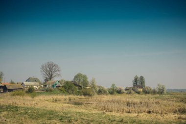 Beyaz Rusya. Baharda nehrin kıyısındaki köy..