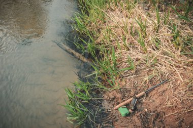 Tenkara. Balıkçılık malzemeleri kıyıda yatıyor..