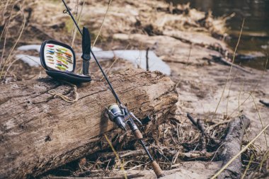Bir kış nehrinin kıyısında balıkçılık malzemeleri..
