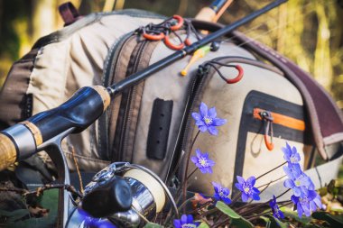 Bahar nehrinin kıyısında balıkçılık malzemeleri..