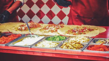 Açık bir kafede shawarma pişiriyorum..