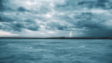 Donmuş bir gölün üzerinde bir güneş ışığı.