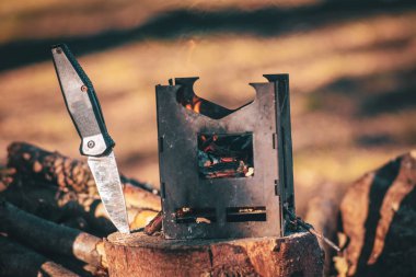 Ateş kutusu ve bıçak. Turizm kampı.
