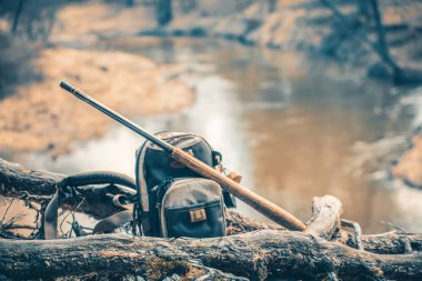 Nehir kıyısında balıkçılık malzemeleri..