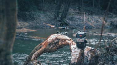 Nehir kıyısında balıkçılık malzemeleri.