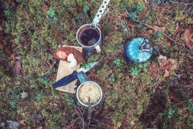 Yürüyüş sırasında gaz ocağında atıştırmalık bir şeyler..