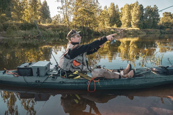 Pescatore nuota su un kayak sul fiume . — Foto Stock