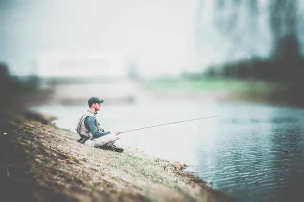 Pescador com vara na margem do rio . — Fotografia de Stock