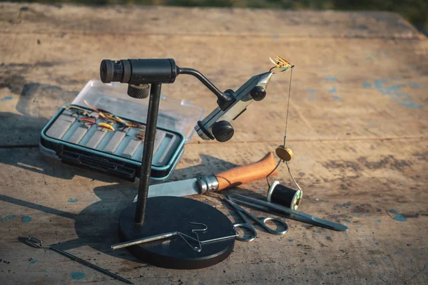 Werkzeug zum Binden von Fliegen. Fliegenfischen — Stockfoto