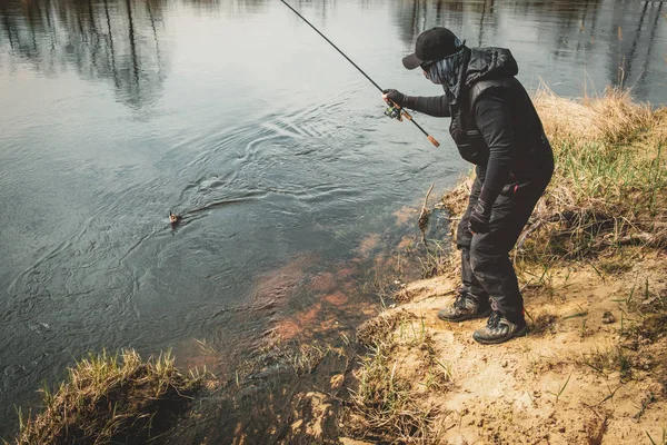 Fischer fing einen Fisch am Ufer des Flusses. — Stockfoto