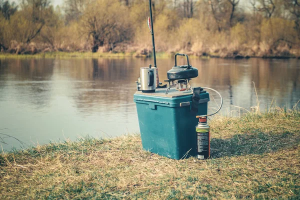 Kaffe görs på fiske, på en gasbrännare. — Stockfoto